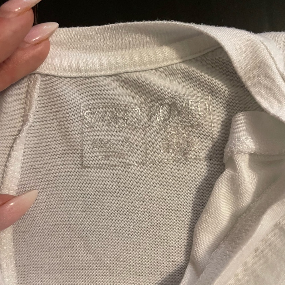 Back Slit Basic White Tank - Picture 3 of 3